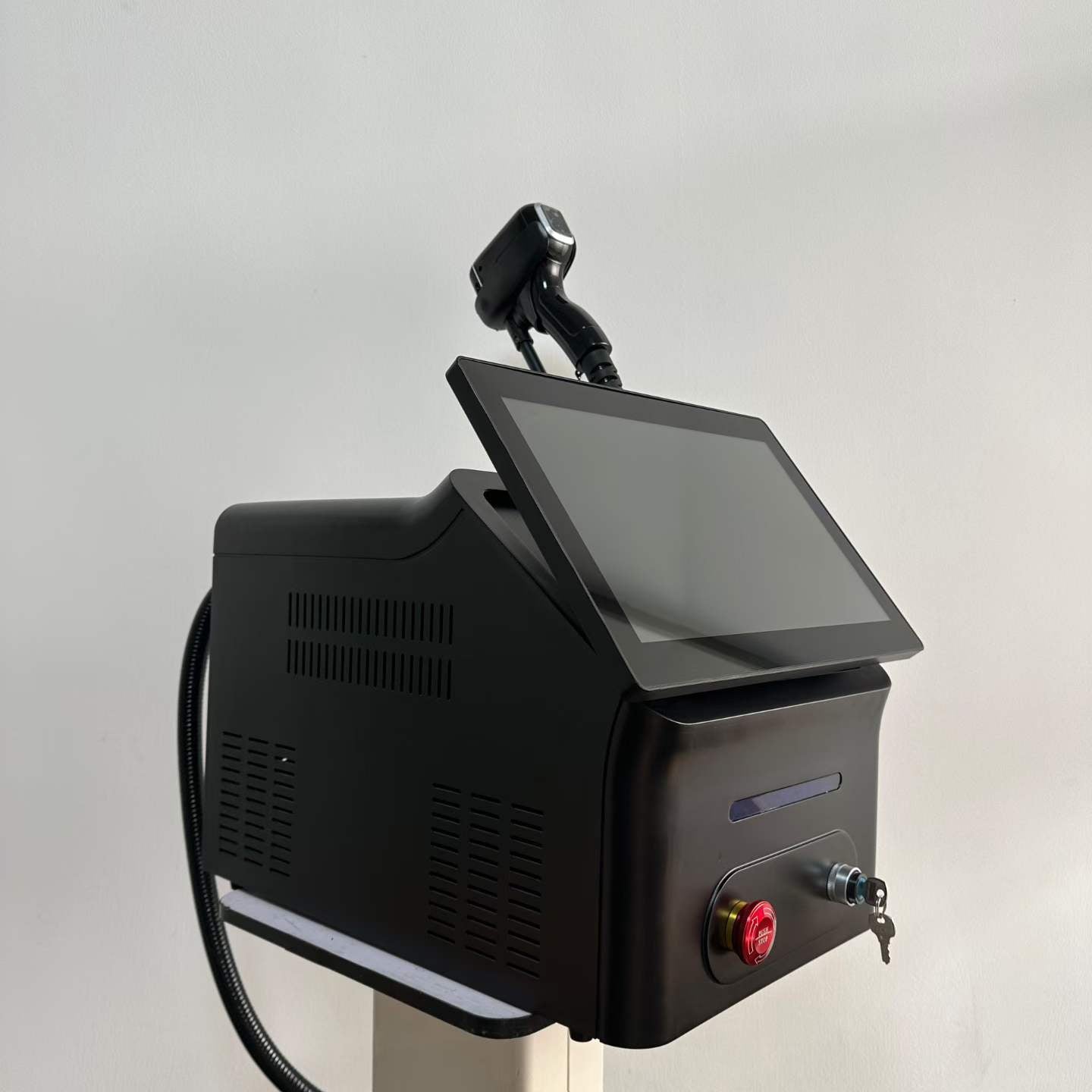Portable 808nm Diode Laser Hair Removal Machine with 755/808/1064nm Triple Wavelength Cooling System